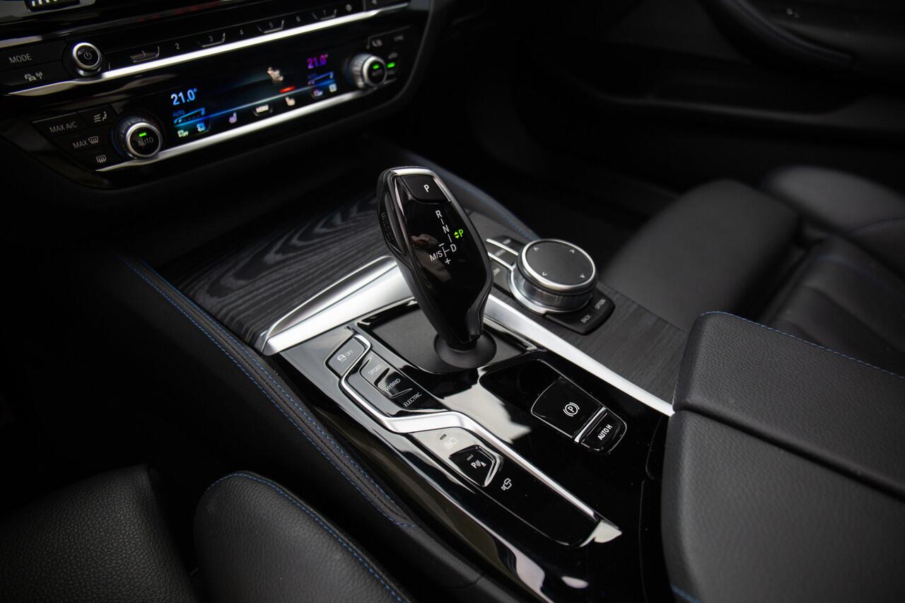 BMW 5-SERIE Touring 530e M-Sport , Panoramadak, Adap. cruise, Harmam/Kardon, Vol!