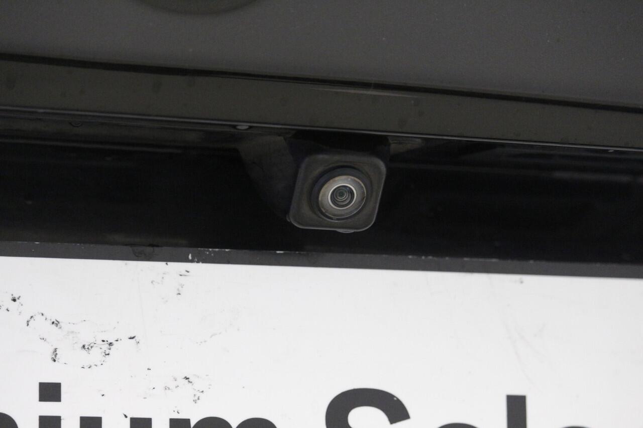 BMW 5-SERIE 530i xDrive Individual | Driving Assistant Plus | Stoelventilatie | M-Sport | Lederen Dash | Schuifdak | 20" | Harman Kardon |