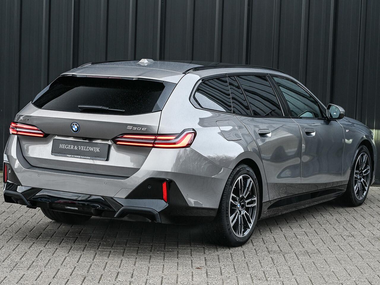 BMW 5-SERIE Touring 530e xDrive · M Sportpaket Pro ·Harman Kardon · M Sport Suspension · Adaptive Led · Driving Assistant Plus · Ambient Light · Bmw Iconic Glow · M Sport Brake, Red · Shadowline Lights · Panorama Glass Roof