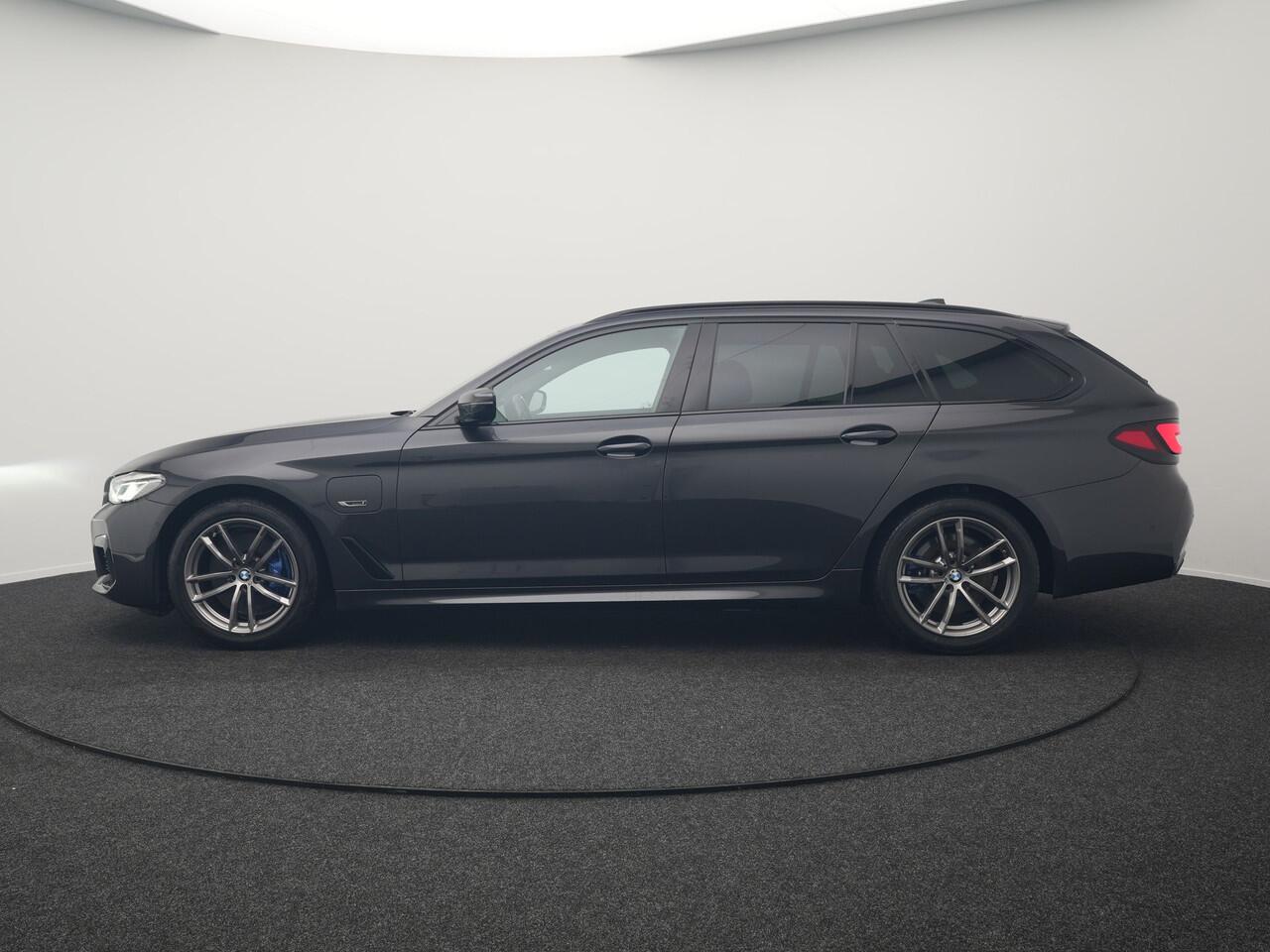 BMW 5-SERIE Touring 520e M Sport Plug In Hybrid 204pk Dealer O.H PHEV | Trekhaak af Fabriek | Adaptive Cruise | Alcantara Sportstoelen Verwarmd | Camera | Navi Pro | Sfeerverlichting | Apple Carplay |