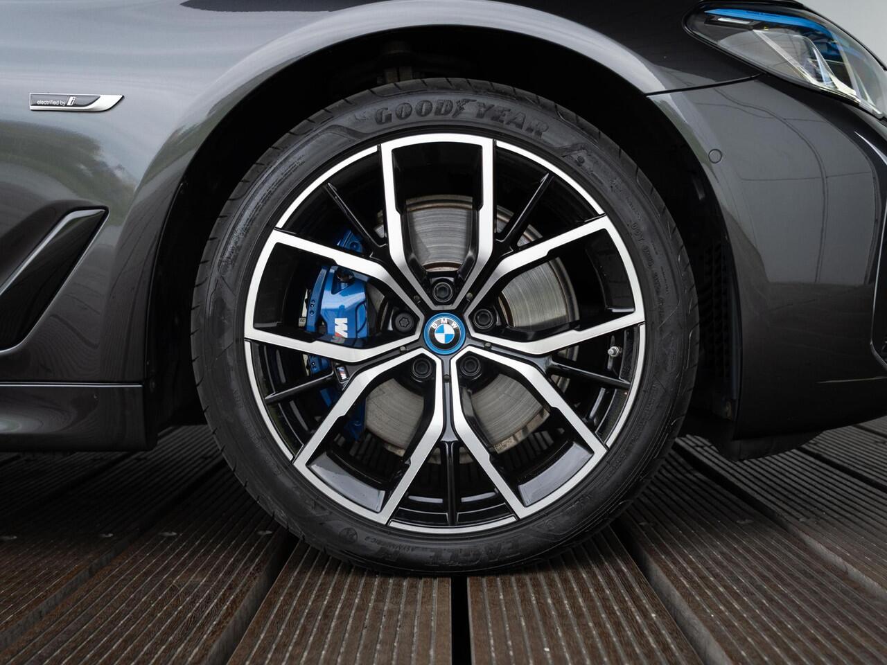 BMW 5-SERIE Sedan 520e | High Executive | M Sportpakket | Verwarmd Stuurwiel | Schuif-/kanteldak | Stoelverwarming | Head-Up Display | 19''