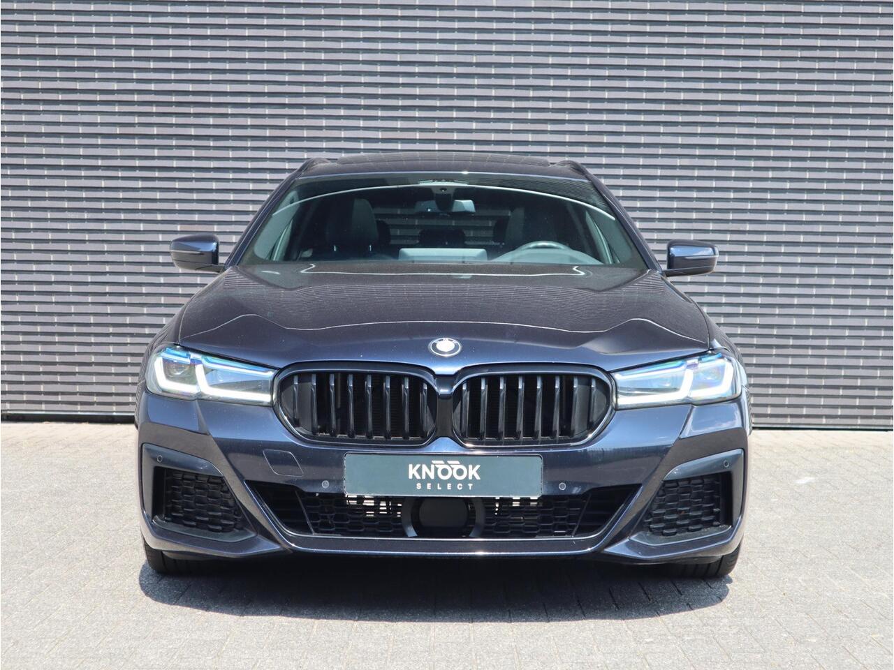 BMW 5-SERIE Touring 530d High Executive M Sport Pakket Automaat / Live Cockpit Professional / Panoramadak / Sportstoelen / 20 Inch / Laserlicht / Driving Assistant / M Sportremsysteem / Extra Getint Glas / Shadow Line / Head-Up Display