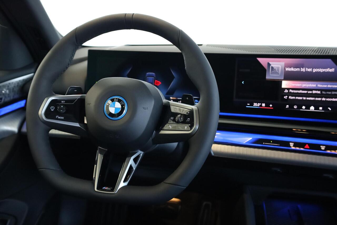 BMW 5-SERIE Touring 550e xDrive M Sportpakket Pro | Panoramadak | Head-Up | Bowers & Wilkins | Driving Assistant Professional | 360 Camera | Comfort Pack | Adaptieve LED | Trekhaak