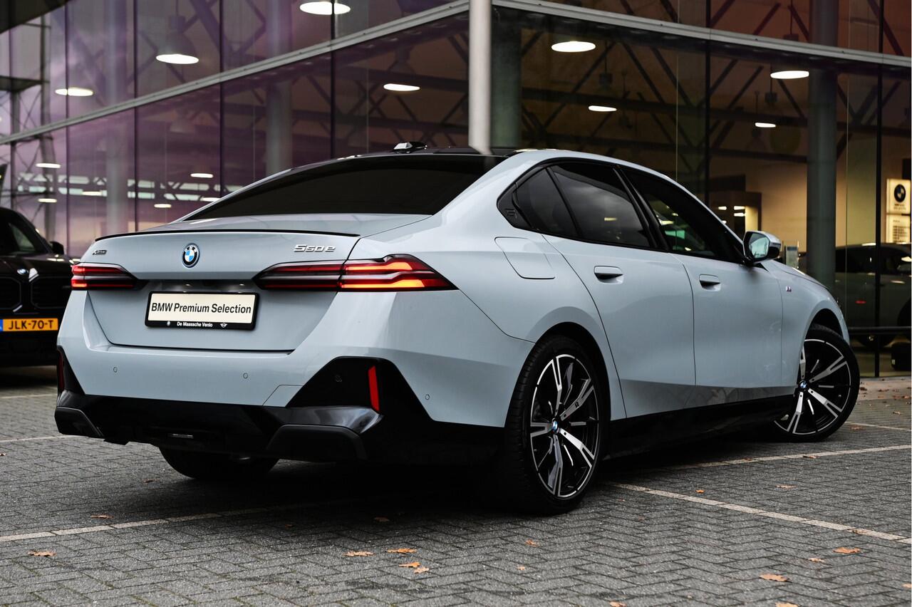 BMW 5-SERIE 550e xDrive High Executive M Sport Automaat / Panoramadak / Adaptief onderstel professional / Adaptieve LED / Parking Assistant Plus / Harman-Kardon / Stoelverwarming