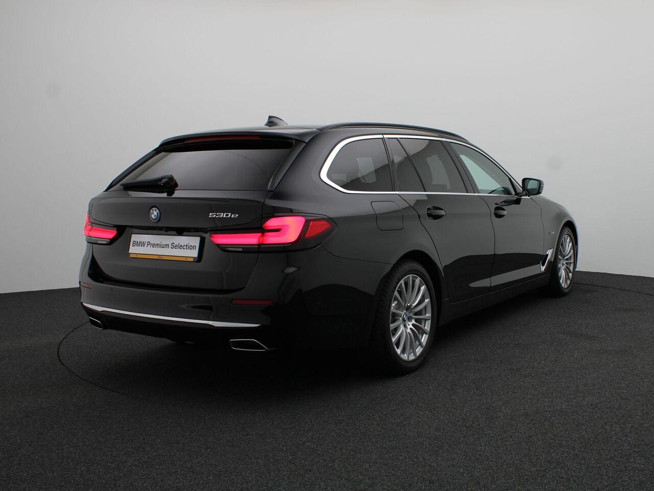 BMW 5-SERIE Touring 530e Luxuryline | Stuurwielrand Verwarmd | Trekhaak | Panoramadak | 4-zone Airconditioning | Driving Assistant Professional | Head-Up Display | 18''