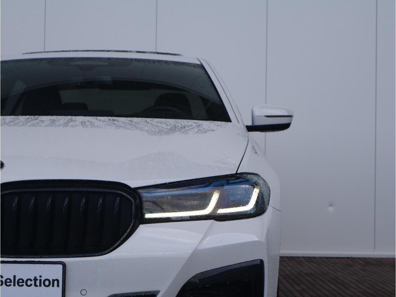 BMW 5-SERIE 530i Business Edition Plus M-Sportpakket / HIFI / Schuif - Kanteldak / Driving assistant Professional / Head up Display / 20 '' /