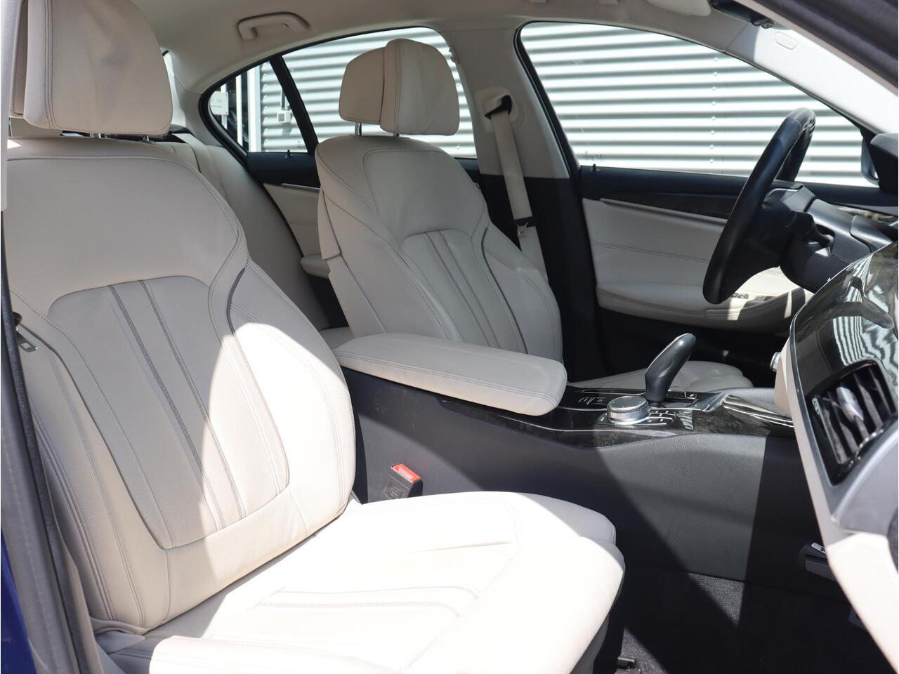 BMW 5-SERIE Sedan 520i | High Executive | Comfortstoelen | Verwamde Voorstoelen | Adaptieve LED Koplampen | Sportstuur | Climate Control | 17'' LMV