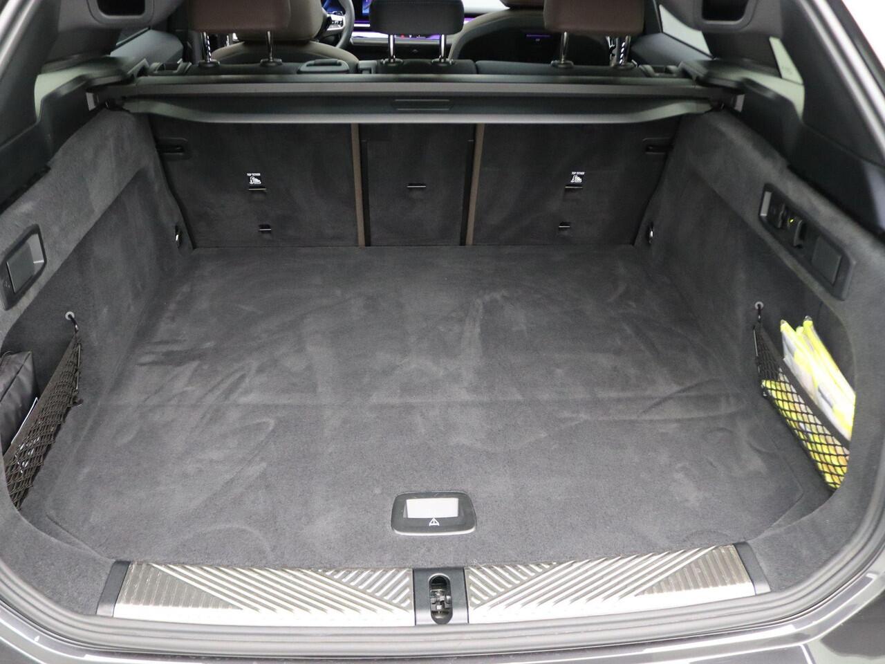 BMW 5-SERIE Touring 550e xDrive M Sportpakket | Innovation Pack | Travel Pack | Comfort Pack | Trekhaak | Panoramadak | Driving Assistant Professional | Harman-Kardon | 20''