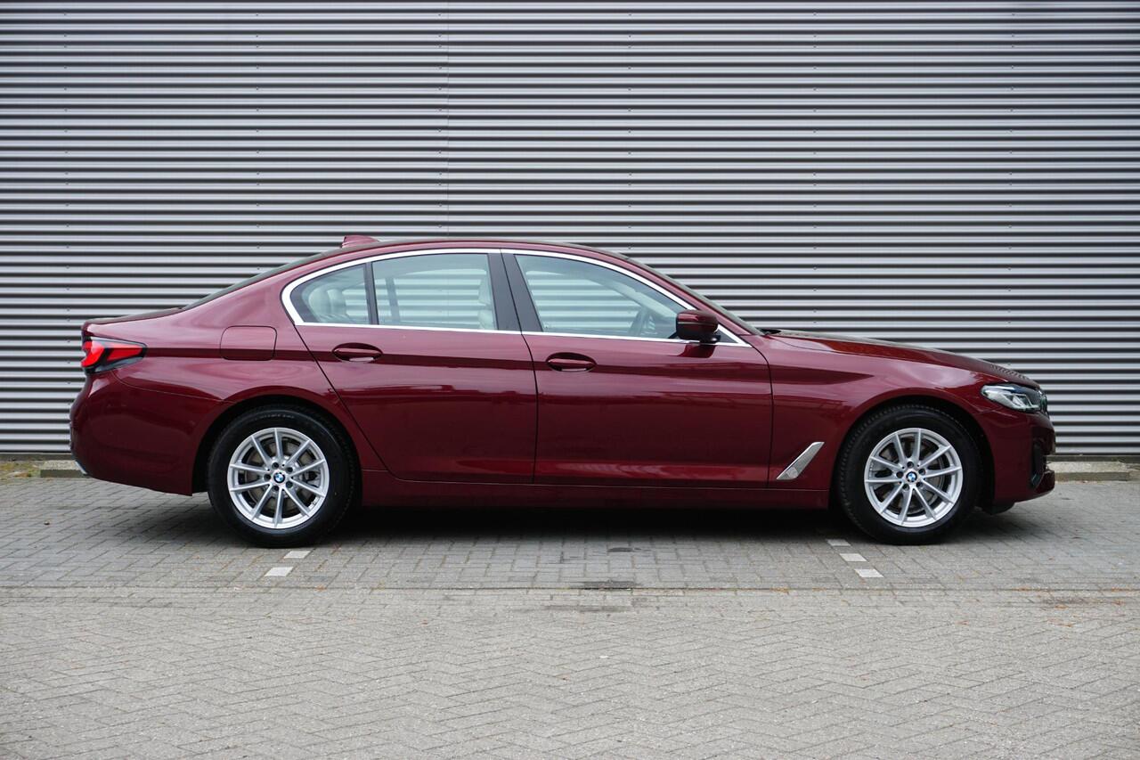 BMW 5-SERIE Sedan 520i Active Cruise | Head-Up | Comfortstoel | Parking Assistant | HiFi System