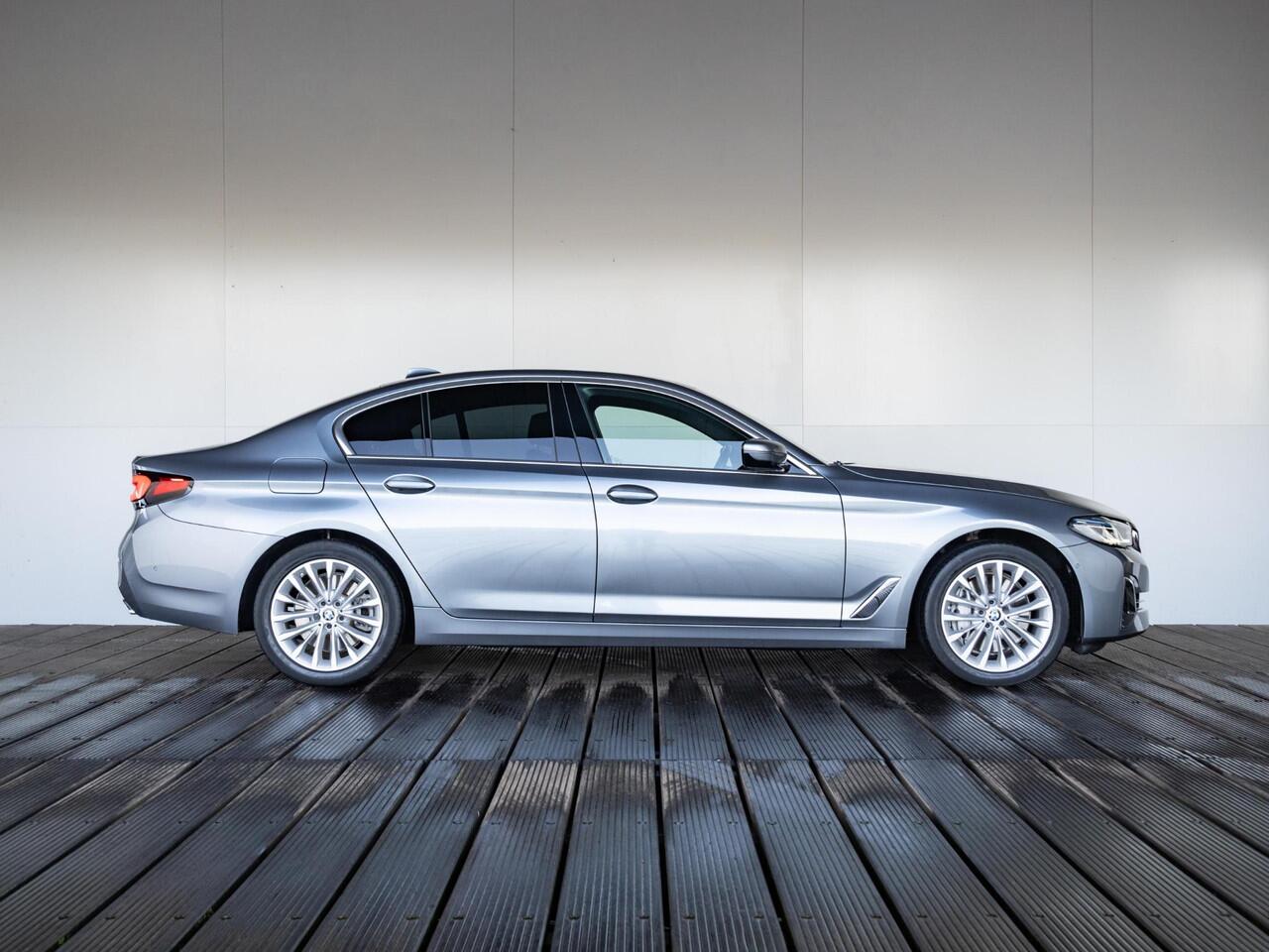 BMW 5-SERIE Sedan 540i | High Executive | Luxury Line | Parking Pack | 18 inch | Comfort Access | Driving Assistant | BMW Laserlight | Active Cruise Controle