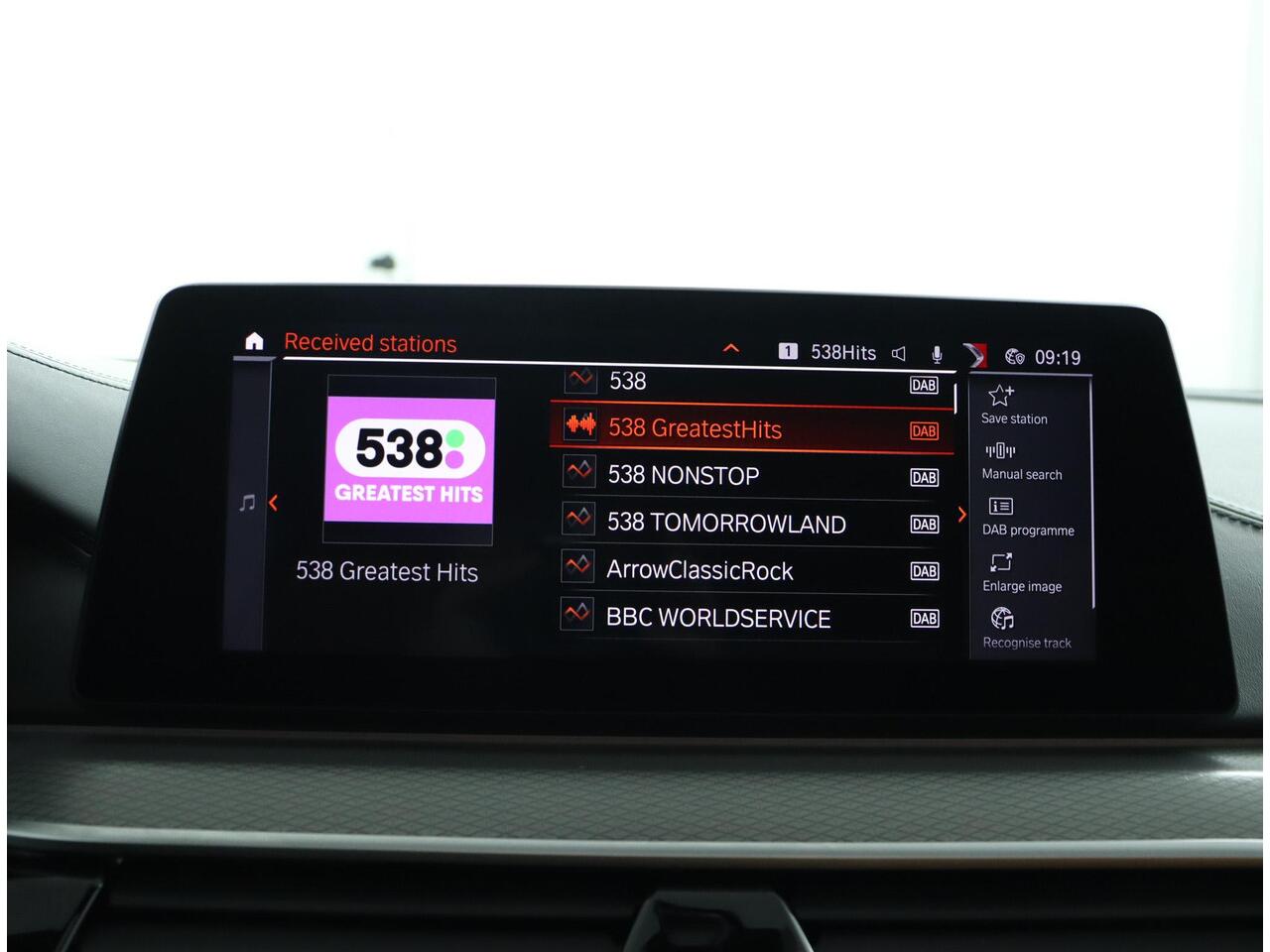 BMW 5-SERIE Touring 520i High Executive M Sportpakket | Trekhaak | Panoramadak | Adaptieve LED koplampen | Achteruitrijcamera | HiFi System