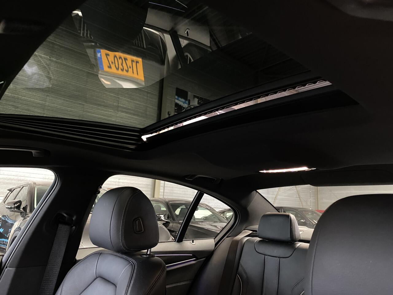 BMW 5-SERIE 520i Edition Plus M pakket, Pano, 19inch Sfeerverlichting