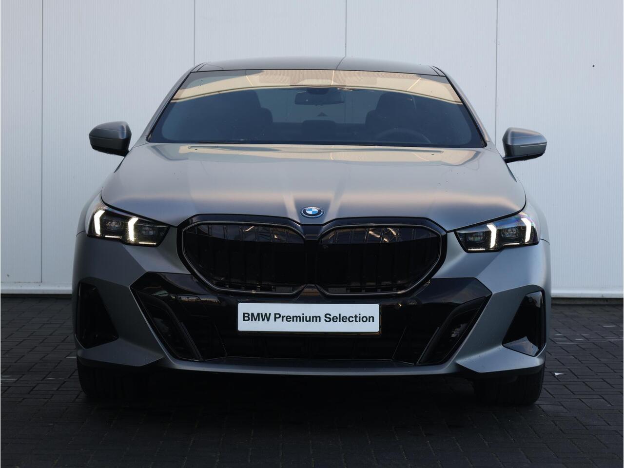 BMW 5-SERIE 530e M Sport Edition M Sportpakket Pro - Elektrische Trekhaak - Panoramadak - Stoelventilatie - B&W - Driving Assistant Professional