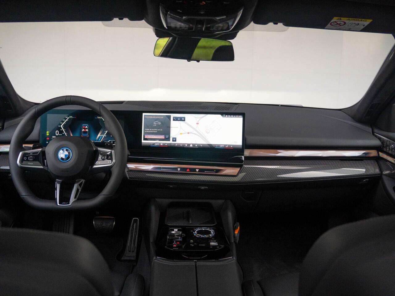 BMW 5-SERIE Touring 550e xDrive | M Sportpakket Pro | Innovation Pack | Verwarmd Stuurwiel | Comfort Access | Panoramadak | Stoelventilatie | Stoelverwarming | Bowers & Wilkins | Trekhaak