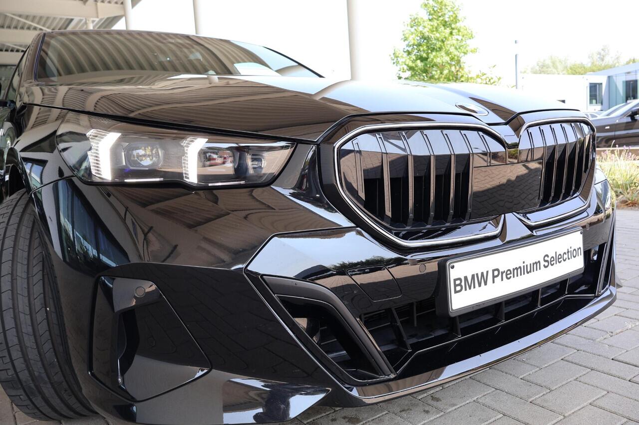 BMW 5-SERIE Sedan 520i | M Sportpakket Pro | Driving Assistant Plus | Harman Kardon | Camera | Stuur- en stoelverwarming | 19" M Dubbelspaak