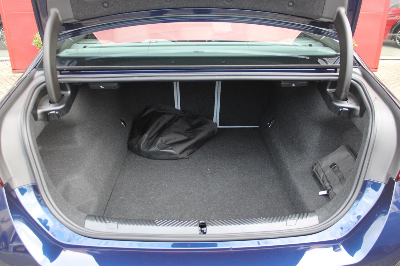 BMW 5-SERIE 550e 490PK xDRIVE | M SPORT PRO | PANORAMA DAK | BOWERS & WILKINS PREMIUM AUDIOSYSTEM | MEESTURENDE ACHTERAS | STUUR VERWARMING | 20" LICHTMETALEN VELGEN | ICONIC GLOW GRILL | ZONNESCHERM ACHTERRUIT ELEKTRISCH | INTERIEURLIJSTEN M DONKERZILVER/CARBON FIBE