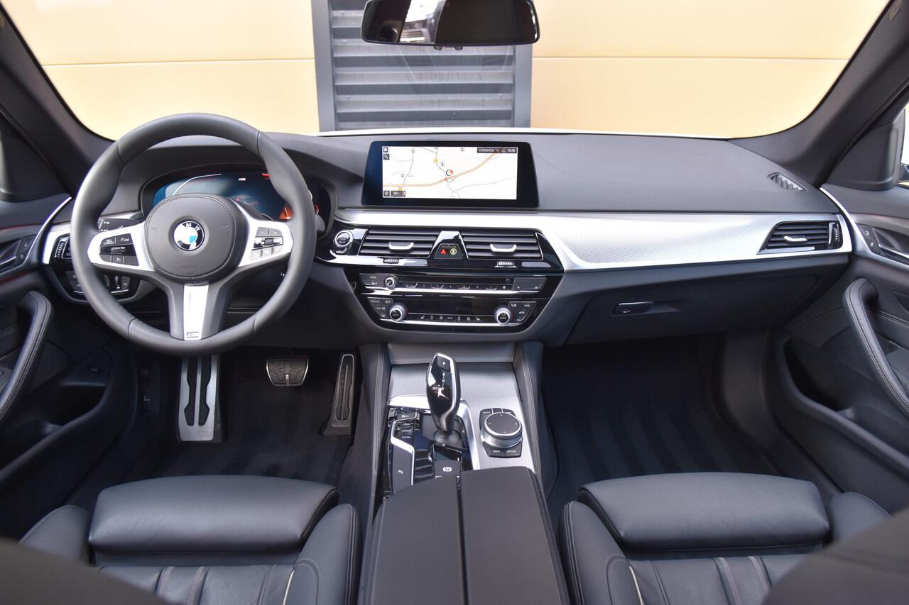 BMW 5-SERIE 520i High Executive * M Sportpakket * Comfortstoelen * Glasdak * Trekhaak * Sfeerverlichting *