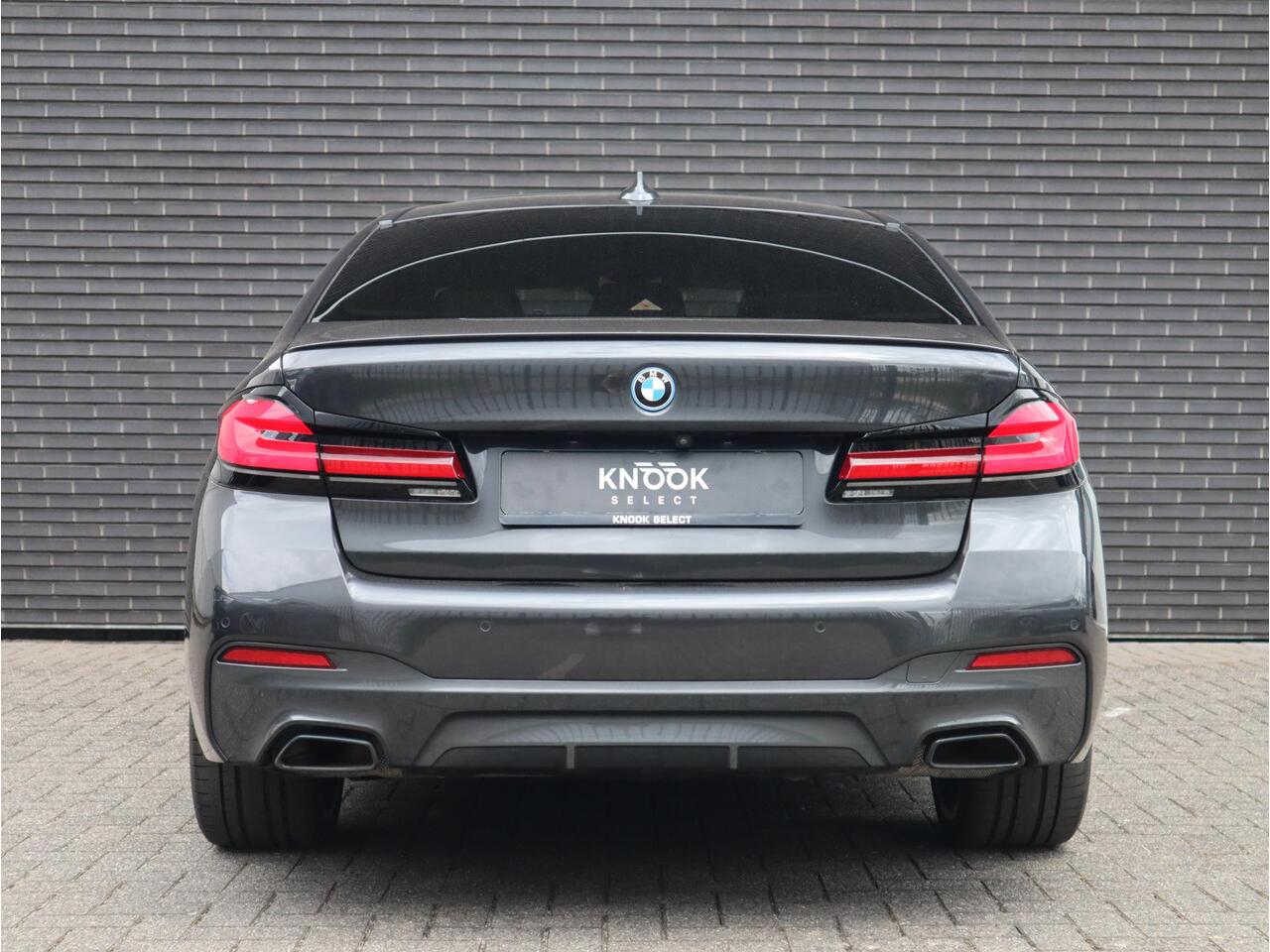 BMW 5-SERIE Sedan 545e xDrive High Executive M Sport Pakket Automaat / Live Cockpit Professional / Schuif-/kanteldak / Comfortstoelen / 20 Inch / M Sportremsysteem / Laserlicht / Driving Assistant Professional / Hifi / Stoelventilatie