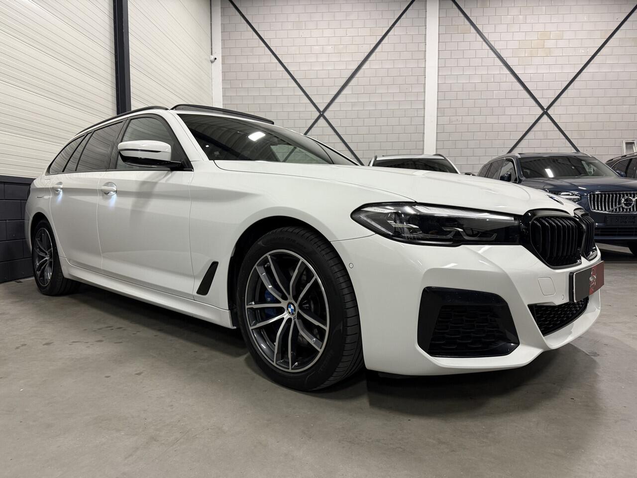 BMW 5-SERIE Touring 530e xDrive M-Sport PANO/HEAD-UP/ADAPTIVE-CHASSIS/ALCANTARA/CAMERA/LIVE-COCKPIT PRO/DAB/STANDKACHEL/SHADOW-LINE/18"/RECENT OH BEURT GEHAD BIJ BMW DEALER
