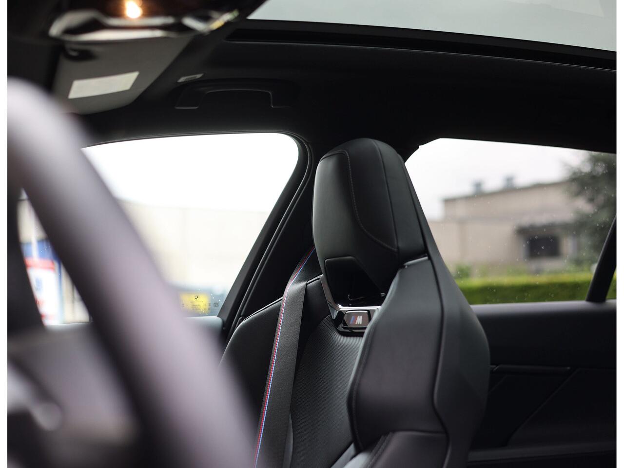 BMW 5-SERIE Touring 550e xDrive | M performance - Pano - B&W - Trekhaak