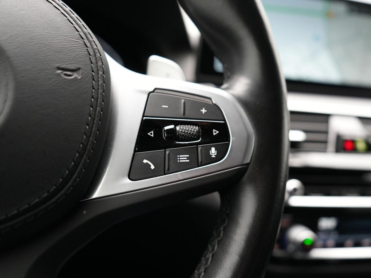 BMW 5-SERIE Touring 520e M Sport Plug In Hybrid 204pk Dealer O.H PHEV | Trekhaak af Fabriek | Adaptive Cruise | Alcantara Sportstoelen Verwarmd | Camera | Navi Pro | Sfeerverlichting | Apple Carplay |