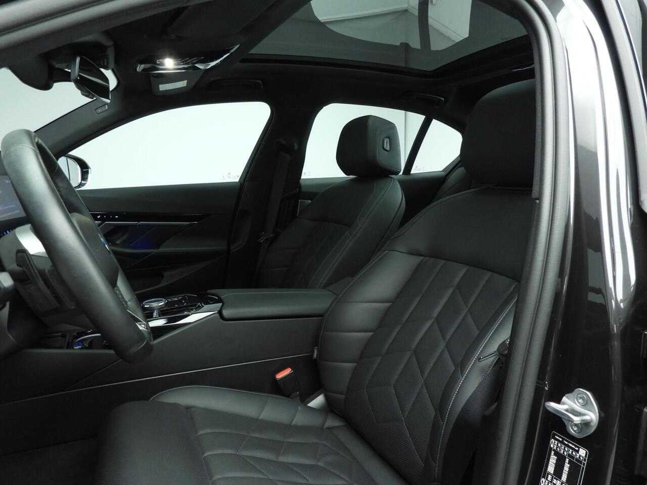 BMW 5-SERIE Sedan 530e | M-Sportpakket | LED | HUD | Schuifdak | Active cruise | Comfortzetels | DAB | Harman-kardon sound | Alu 20 inch