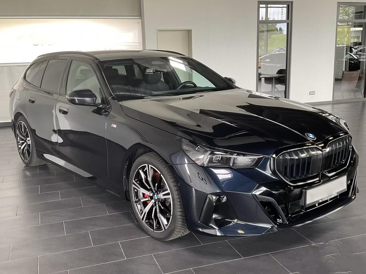 BMW 5-SERIE Touring 540d xDrive M-SPORT Pro ** LED, PANORAMA, LEDER, 20-inch LMV, ICONIC GLOW, TREKH ** Ex BMW - ¤ 27.800 onder NP ** ** INFORMEER OOK NAAR ONZE AANTREKKELIJKE FINANCIAL-LEASE TARIEVEN **