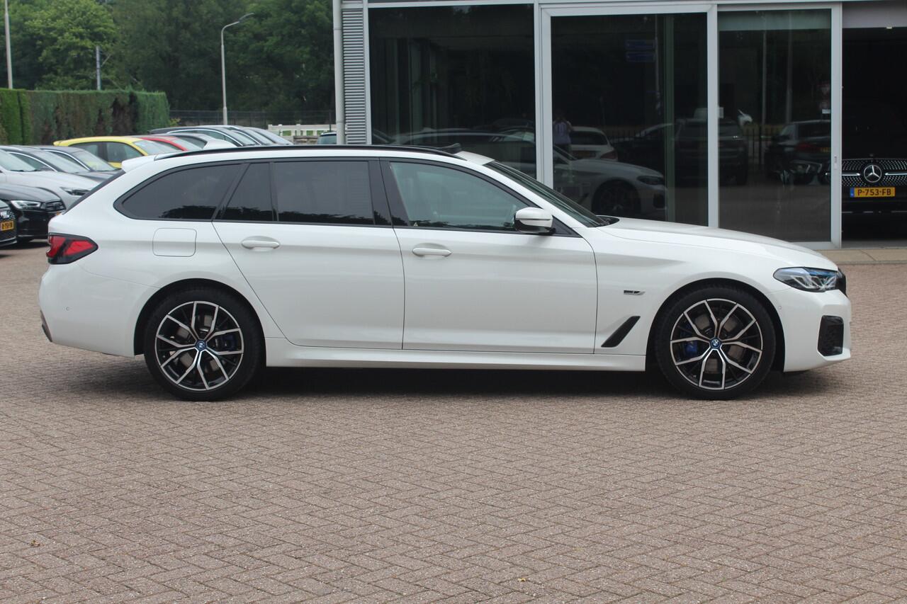 BMW 5-SERIE Touring 530e Business Ed. M Sport 44.229 km! SOH 95,2% / Trekhaak / Panoramadak / Head-up / 19'' / Laser LED / Sfeerverlichting / Leder / Safety-pack / Stuurverwarming / Cruise Control
