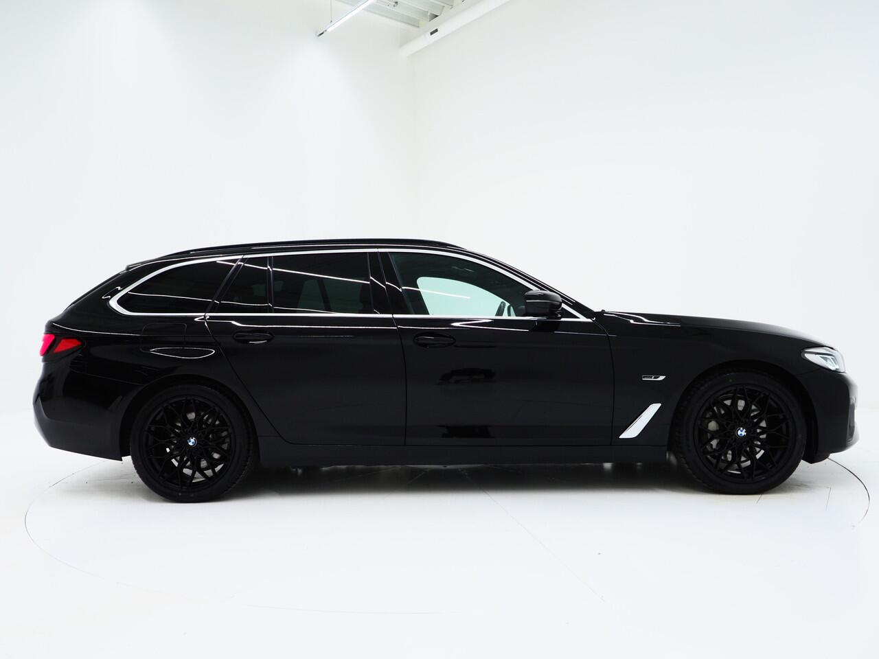 BMW 5-SERIE Touring 530e xDrive Full Black | Panoramadak | M Sportstuur | Sfeerverlichting | Dodehoekdetectie | Carplay
