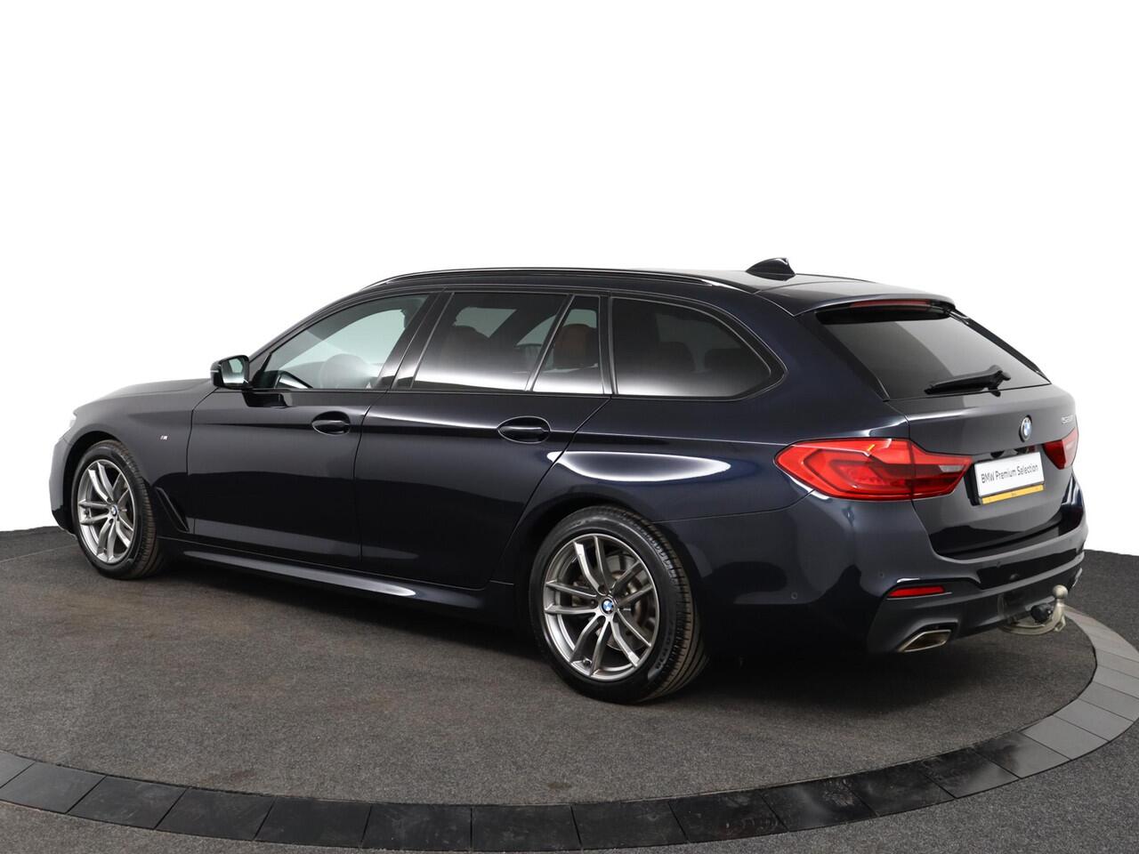 BMW 5-SERIE Touring 520i High Executive M Sportpakket | Trekhaak | Panoramadak | Adaptieve LED koplampen | Achteruitrijcamera | HiFi System