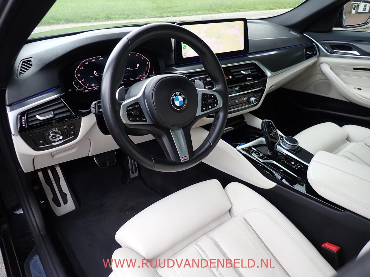 BMW 5-SERIE Touring 520i LCI M-PAKKET SHADOWLINE PANODAK/COMFORTLEER/TREKHAAK