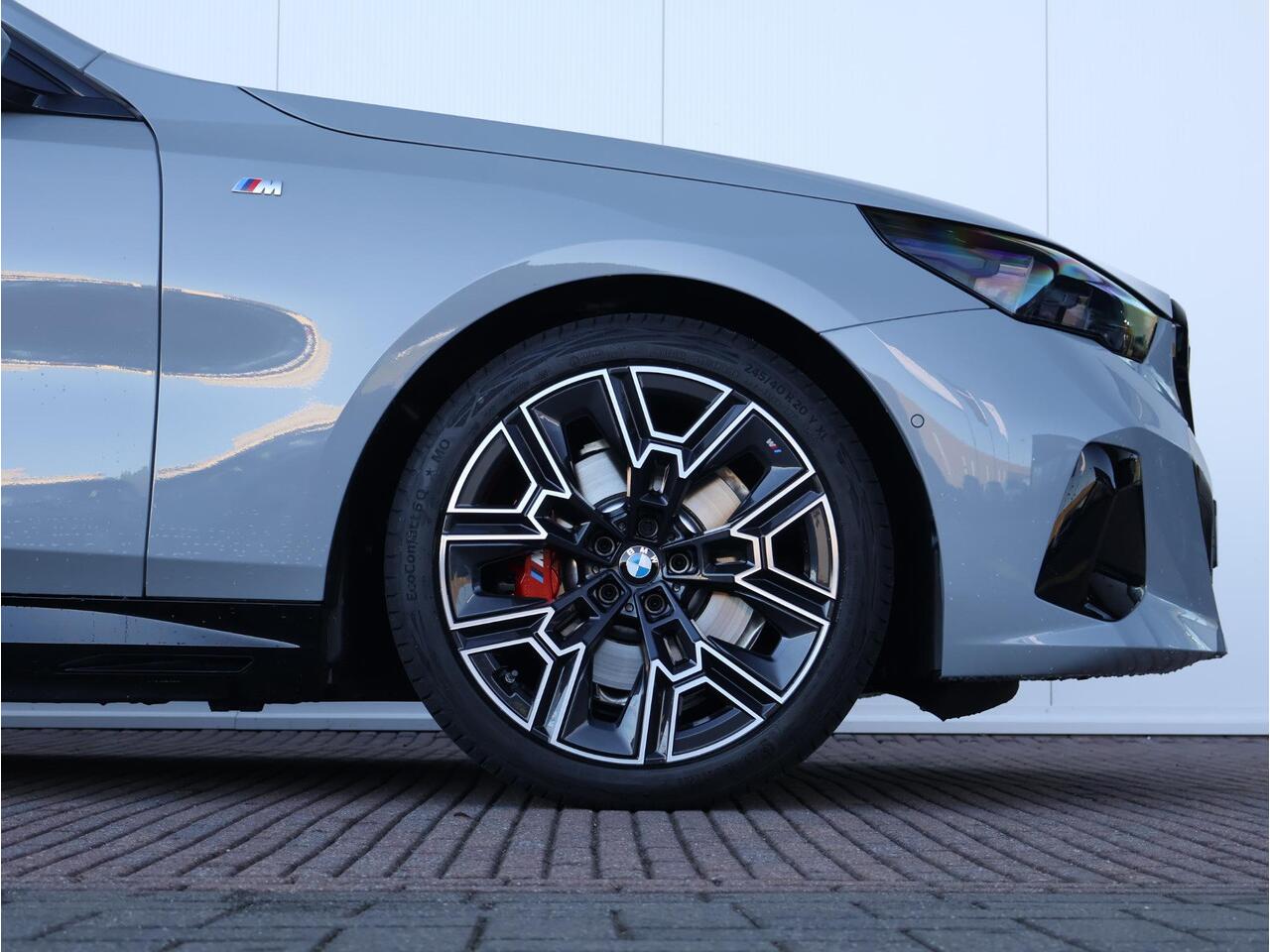 BMW 5-SERIE 530e M Sport Edition M Sportpakket Pro/ Comfort Access/ Elektrische Trekhaak/ panoramadak/ Driving Assistant Professional/ Bowers & Wilkins/ Stuurwiel Verwarming