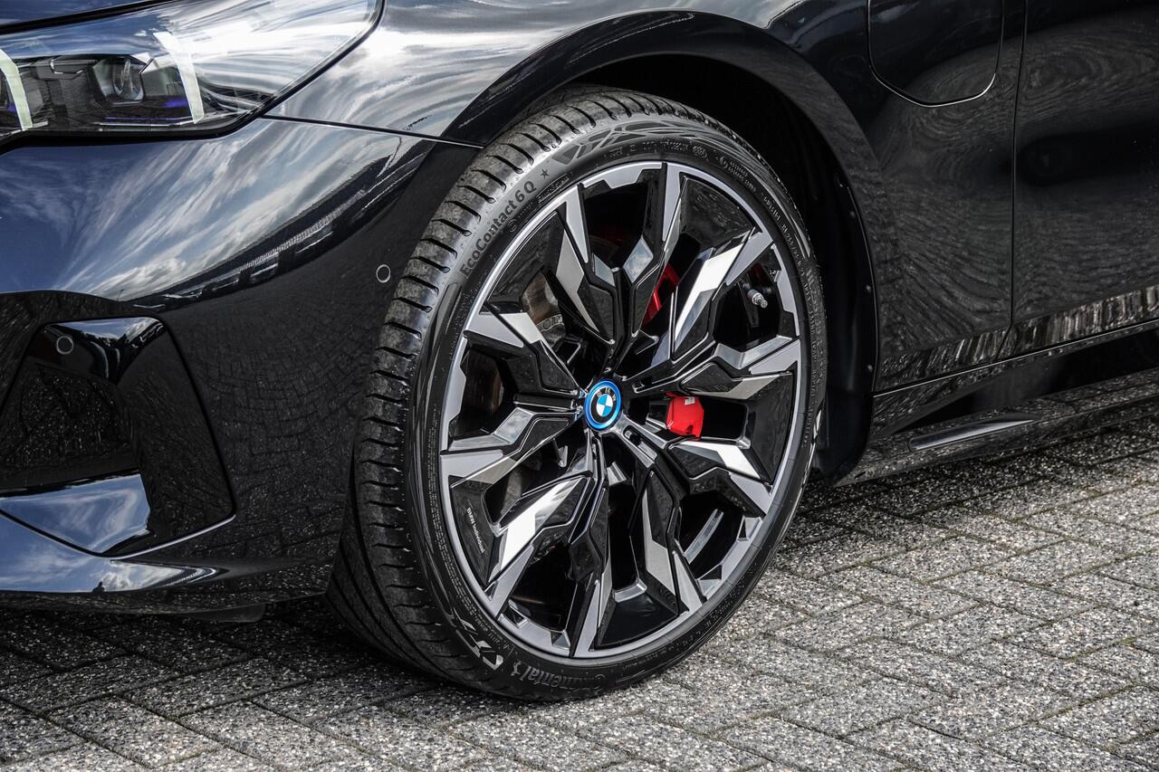 BMW 5-SERIE Touring 550E 490Pk Aut. | Plug in Hybride | X-Drive | Shadowline | M-Sport | 'M' Sportstoelen | Head Up Display | Panoramadak | Trekhaak | 21''