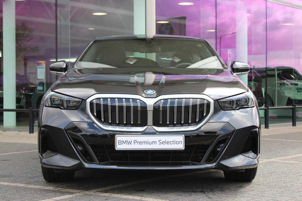 BMW 5-SERIE 530e M Sport Automaat / Panoramadak / Parking Assistant Professional / Adaptieve LED / Comfort Access / Stoelventilatie / Stuurverwarming / M Sportonderstel