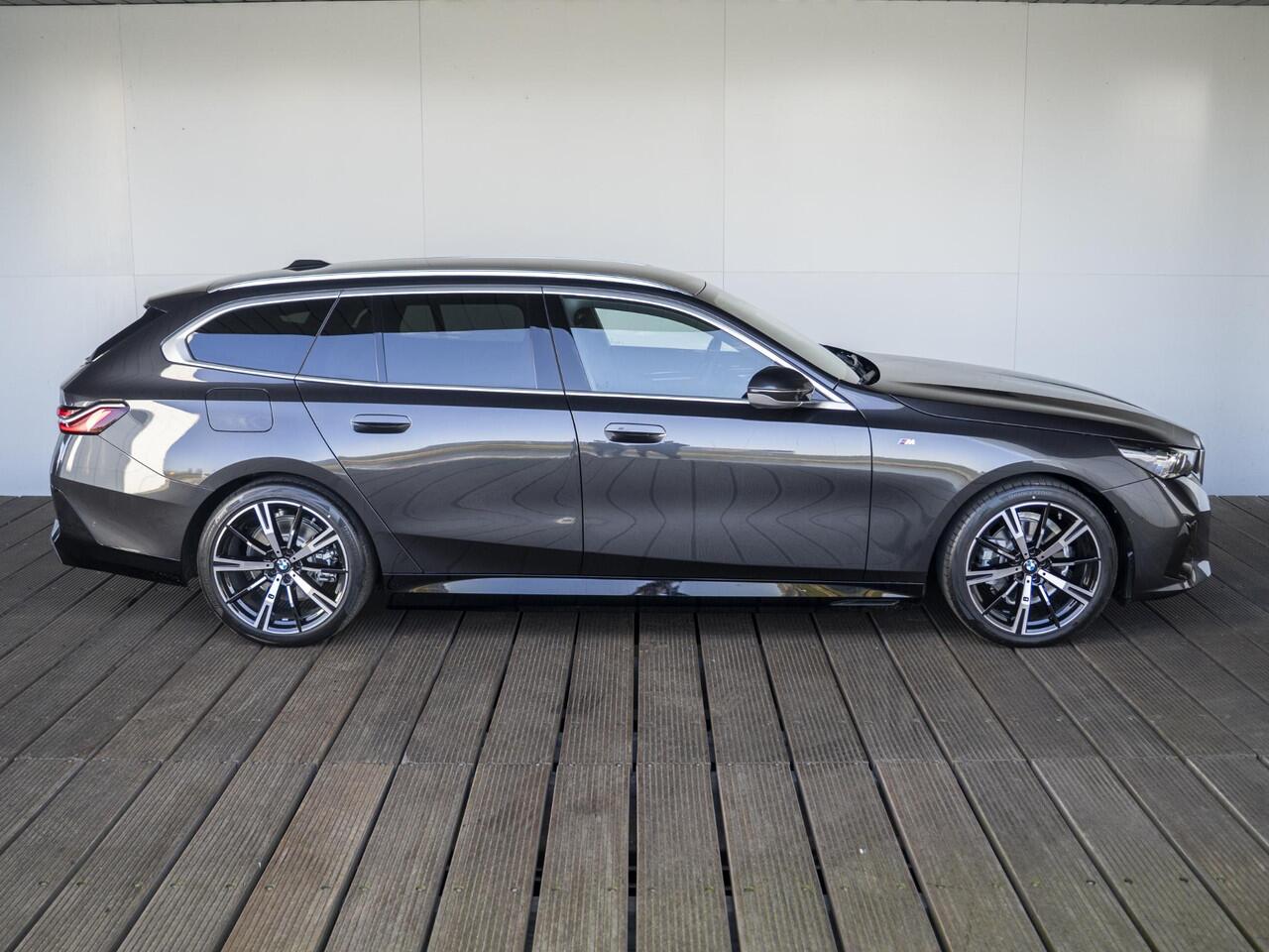 BMW 5-SERIE Touring 530e | M Sportpakket | Travel Pack | Verwarmd Stuurwiel | Harman-Kardon | Elektrisch Verwarmde Voorstoelen | 20'' | Ekris Selection