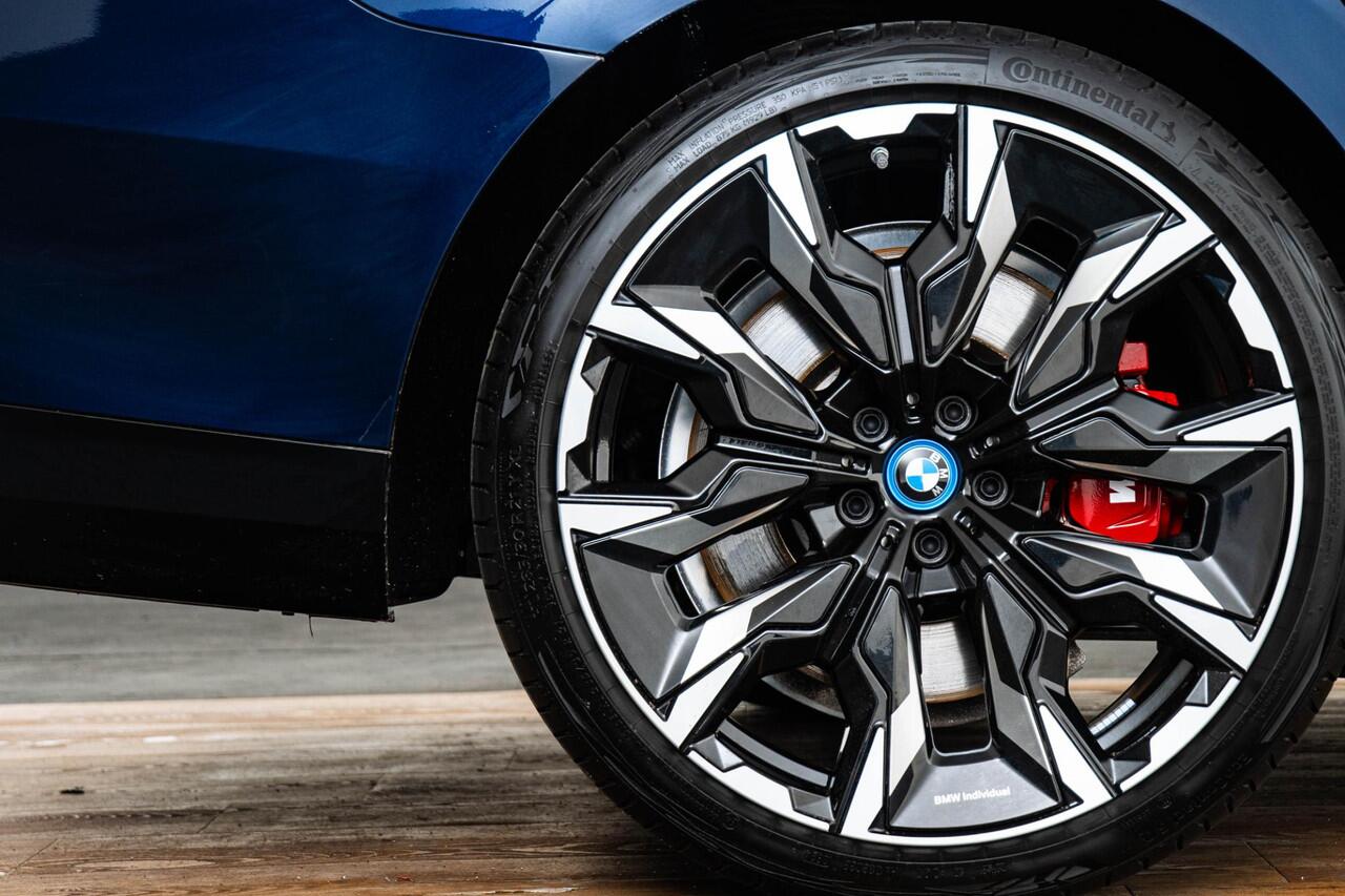 BMW 5-SERIE 550e xDrive M Sport Pro - Driving/Parking Assistant Professional - Harman Kardon - Comfort Access - Comfort Pack - M Adaptief onderstel Professional - Iconic Glow - Active Guard - Harman Kardon -