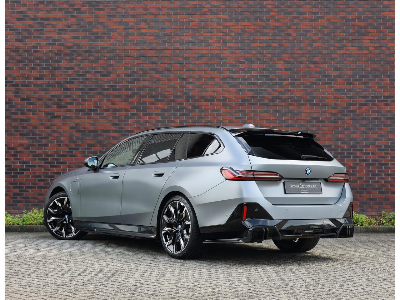 BMW 5-SERIE Touring 530e Touring | M performance - Pano - Trekhaak