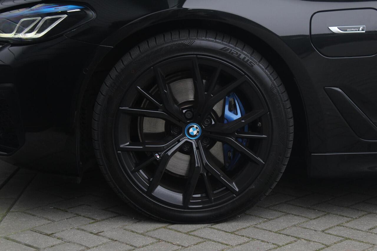 BMW 5-SERIE Touring 530e xDrive M-sport | Panorama-dak | Comfort Stoelen | Harman & Kardon | Cruise Control Adaptief | Sfeerverlichting | Electrische Achterklep