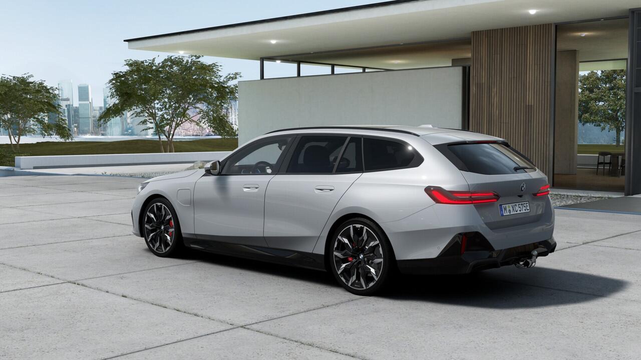 BMW 5-SERIE Touring 530e M Sport Automaat / Panoramadak / Trekhaak / Stoelventilatie / Bowers & Wilkins / M Sportonderstel / Comfort Access / Adaptieve LED / Parking Assistant Plus