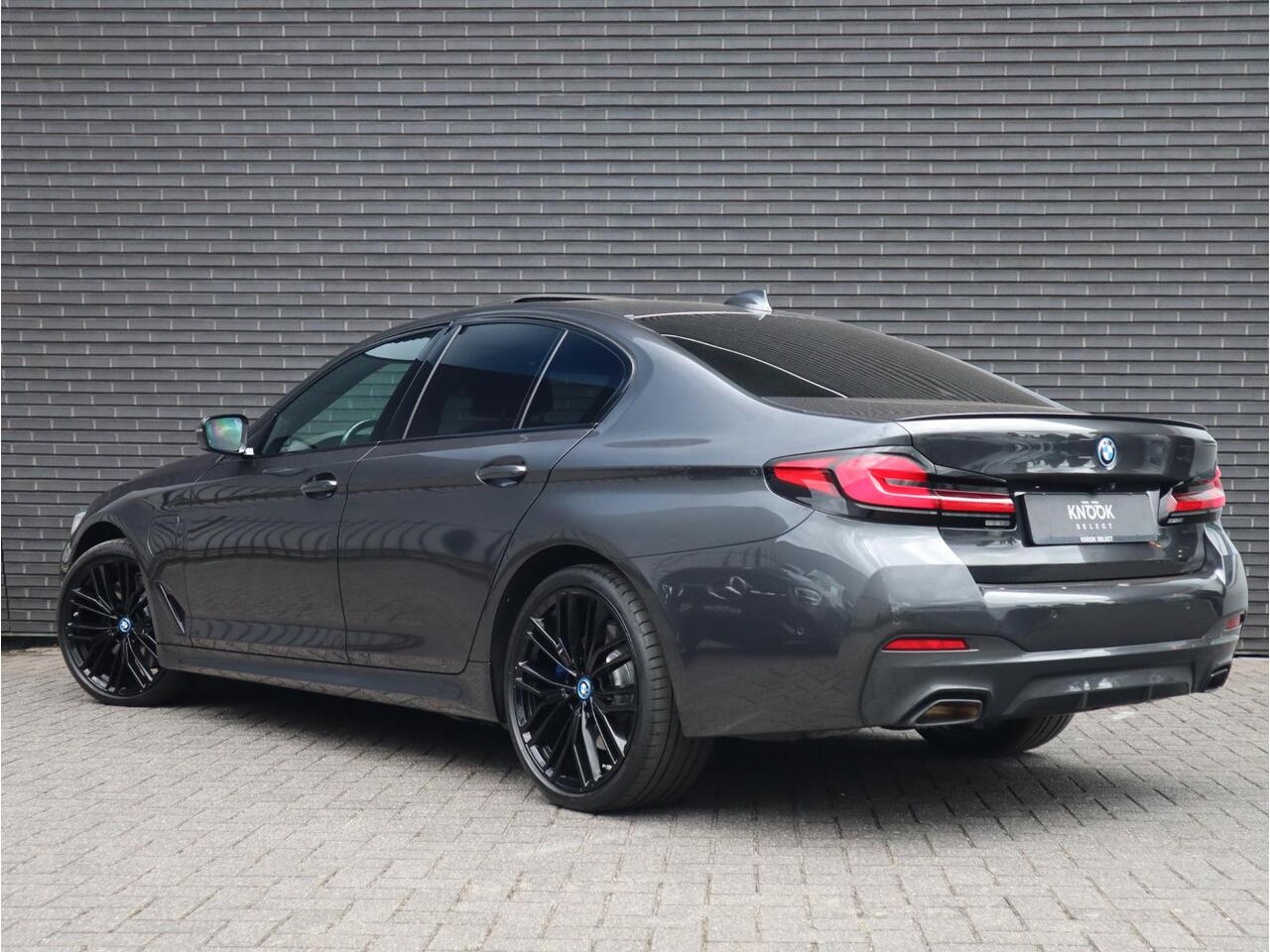 BMW 5-SERIE Sedan 545e xDrive High Executive M Sport Pakket Automaat / Live Cockpit Professional / Schuif-/kanteldak / Comfortstoelen / 20 Inch / M Sportremsysteem / Laserlicht / Driving Assistant Professional / Hifi / Stoelventilatie