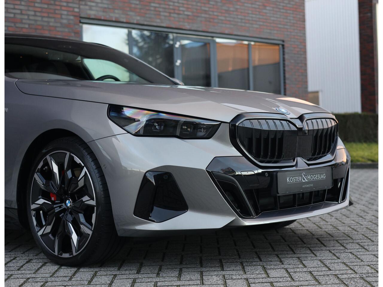 BMW 5-SERIE Touring 550e xDrive | Oxid Grey - M Sport Pro