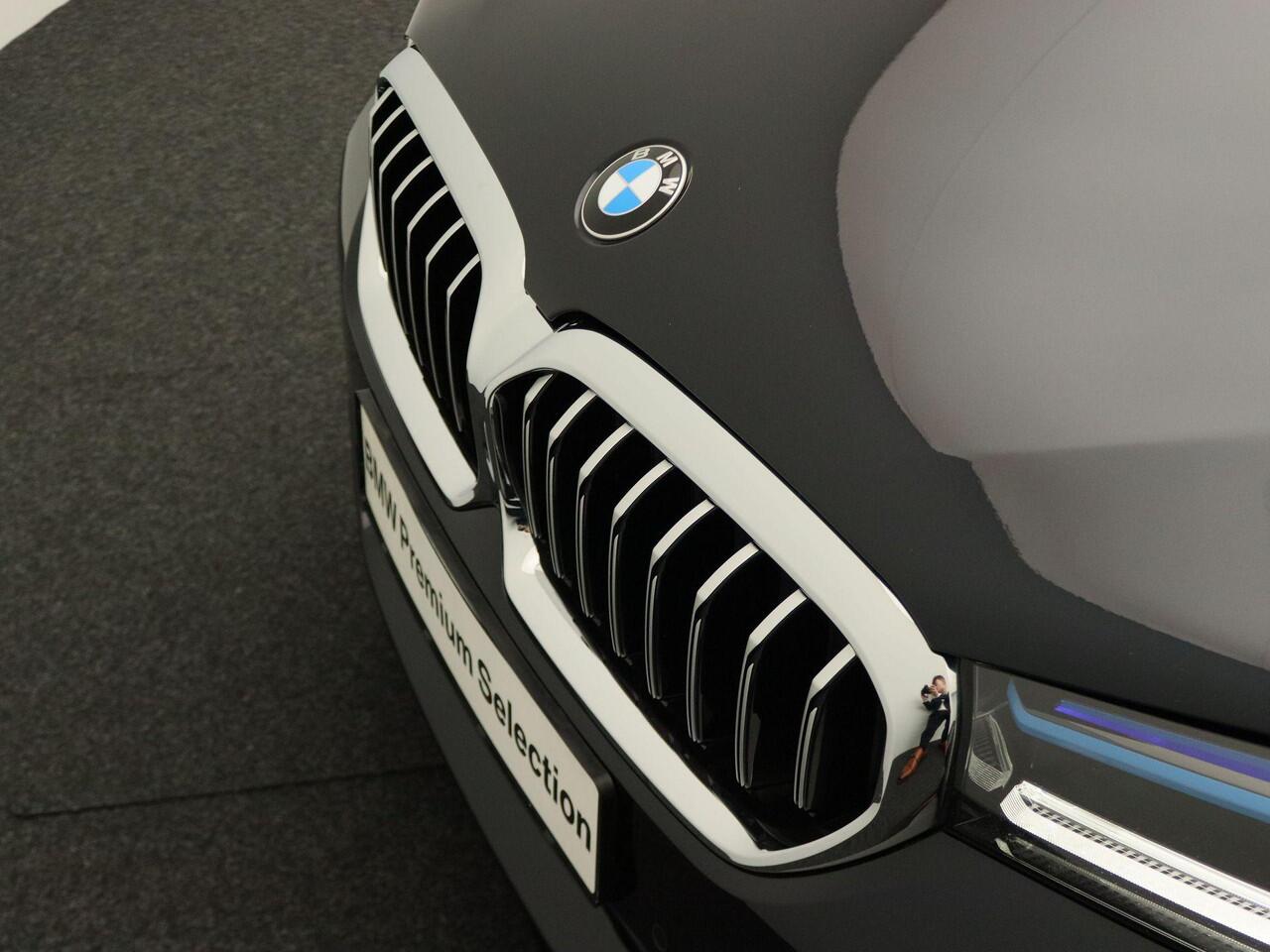 BMW 5-SERIE Sedan 540i M Sportpakket | Laserlicht | Head-Up Display | Harman Kardon | Elek. Stoelen met Geheugen | 20"