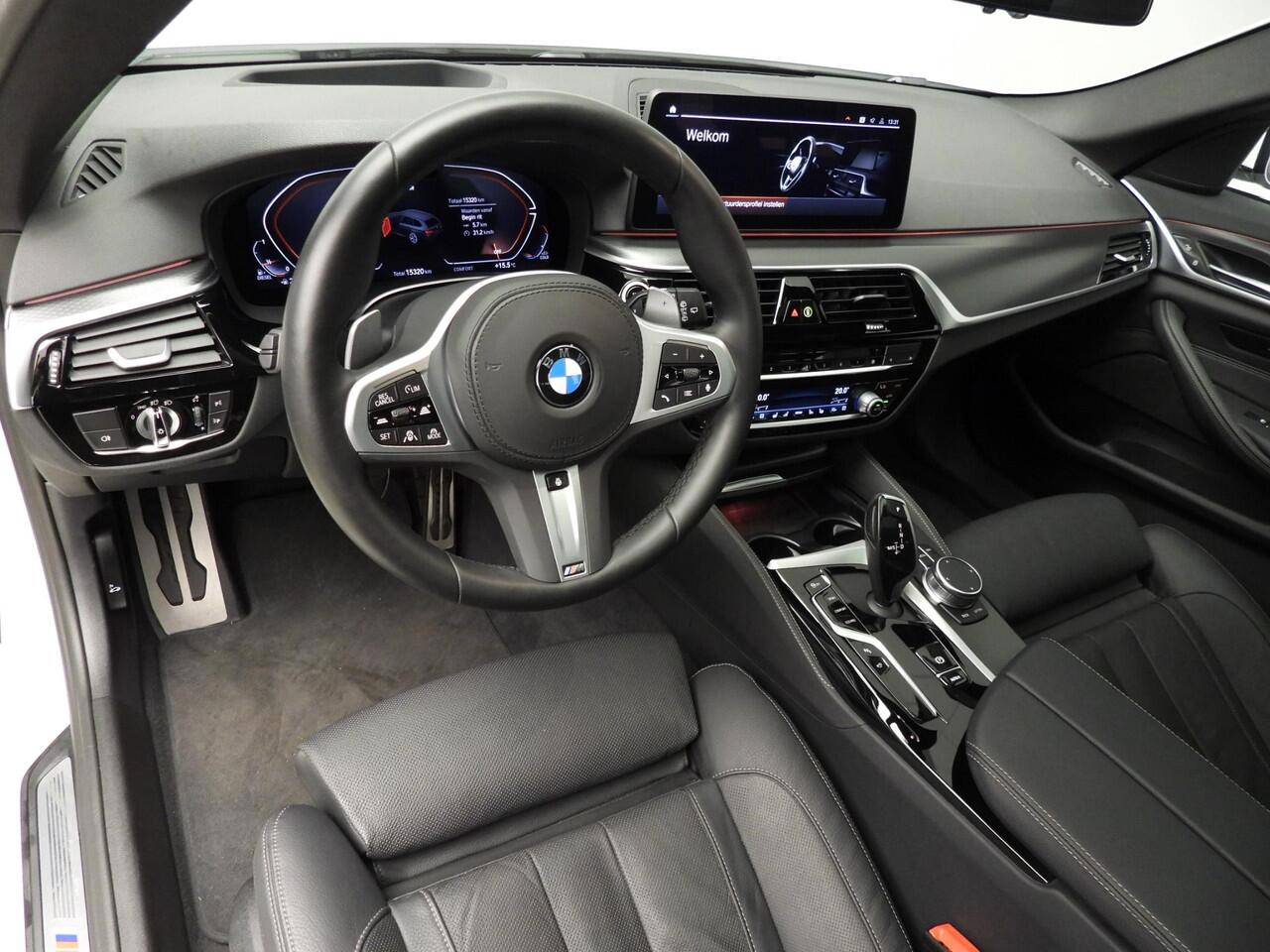 BMW 5-SERIE Touring 520d | M-Sportpakket | Laserlicht | Leder | HUD | Active cruise | Schuifdak | Comfortzetels | Keyles go | DAB | Hifi speakers | Alu 18 inch