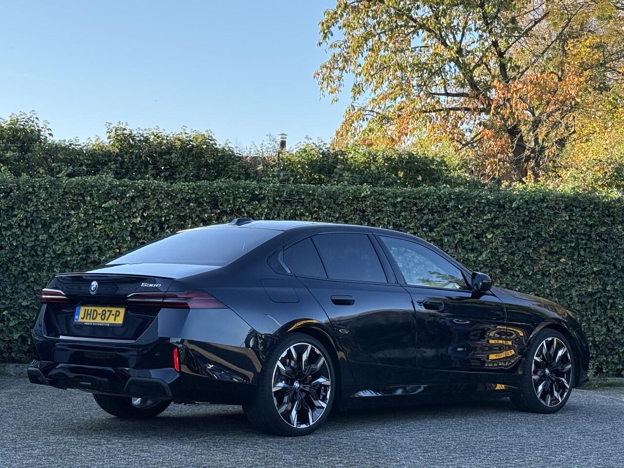 BMW 5-SERIE 530e M Sport Pro | 21" | CoPilot | Panorama | Harmen/Kardon | Elek. Trekhaak | Stuurverw. + Stoelverw. Voor/Achter