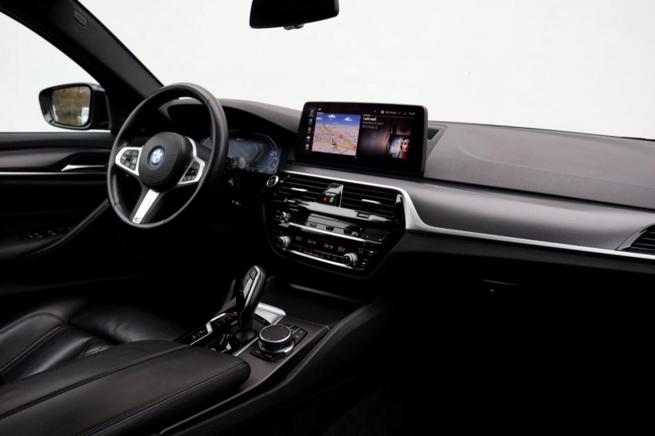 BMW 5-SERIE Touring 530e M-Sport - 292 pk **Pano / Trekh / Head up / Harman Kardon