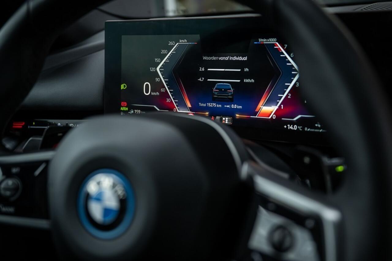 BMW 5-SERIE 530e M Sport | Shadow | Camera | Elek. Trekhaak | Driving Ass. Plus | 19 Inch |