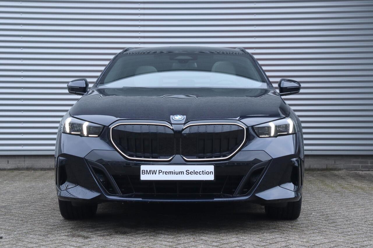 BMW 5-SERIE Touring 530e | M Sportpakket Pro | Panodak | Driving Assistant Plus | Head-Up | Parking Assistant Plus | Stoelventilatie | Comfortstoelen | 21'' LMV | Ekris Selection