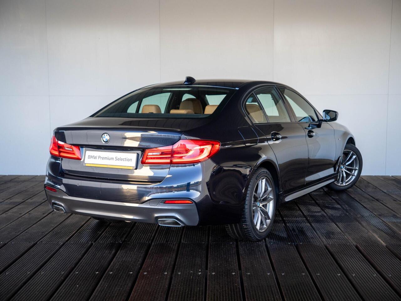 BMW 5-SERIE Sedan 520i | High Executive | M Sportpakket | Stoelverwarming | BMW Laserlicht | PDC | Trekhaak