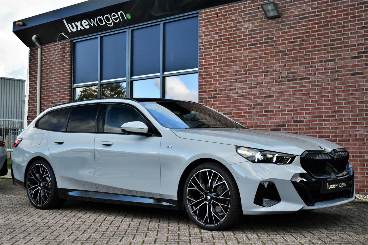 BMW 5-SERIE Touring 520i M-Sport Pano Trekh B&W 21inch ACC 360 HUD Stoelventilatie Brooklyngrau