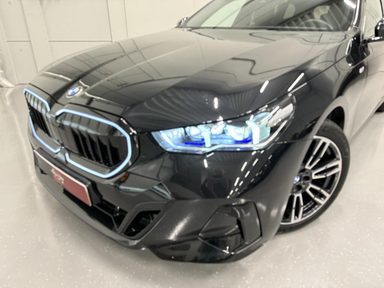 BMW 5-SERIE Touring 520i M-Sport ICONIC GRILLE PANO/TREKHAAK/H&K/HEAD-UP/360CAMERA/VENTILATIE/DRIVING ASS. PRO/ADAPTIVE-LED/STANDKACHEL/NIEUWPRIJS ¤ 94.454,-/FABRIEKS-GARANTIE